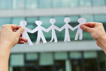 Familie mit Menschen aus Papier
