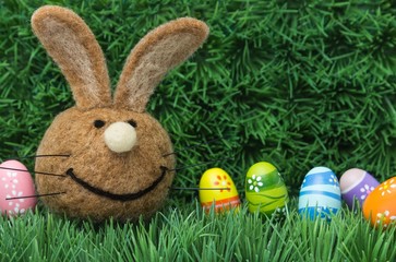 Osterhase inmitten bunter Ostereier