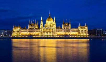 Obraz premium Building of Parliament in Budapest at night. Hungary.
