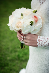 Obraz na płótnie Canvas wedding bouquet in the hands of the bride 