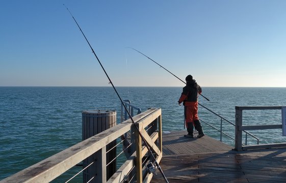 Pêcheur sur un ponton