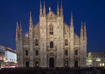 Fototapeta premium Duomo di Milano illuminato di sera