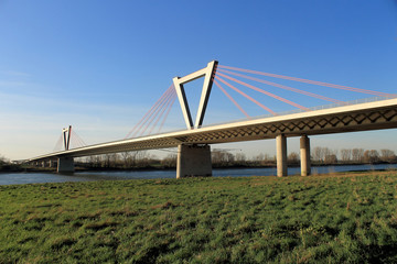 Fototapeta na wymiar Flughafenbrücke bei Düsseldorf