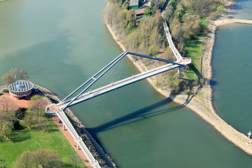 Brücke im Medienhafen bei Düsseldorf - Luftaufnahme