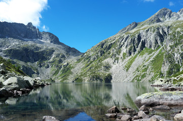 Plakat Beautiful alpine lake in the Swiss Alps