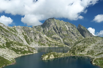 Fototapeta na wymiar Beautiful alpine lake in the Swiss Alps