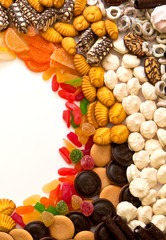 Много разного печенья на белом фоне