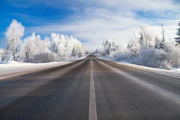 Photo sur Plexiglas Hiver paysage rural d& 39 hiver avec la route la forêt et le sk bleu