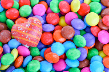 Schokolinsen und Herz als süsser Liebesgruss zum Valentinstag