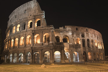 Fototapeta na wymiar Il Colosseo di Notte