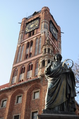 ratusz z pomnikiem Mikołaja Kopernika © 07photo