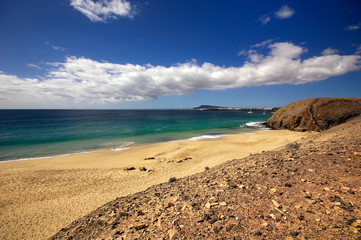 Fototapeta na wymiar Lanzarote Papagayo turquoise beach and Ajaches in Canary Islands