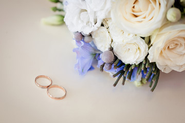 Obraz na płótnie Canvas Beautiful wedding bouquet and wedding rings 