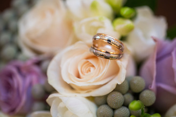 Beautiful wedding bouquet and wedding rings 