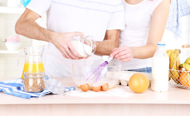 Obraz na płótnie Canvas Couple preparing dough baking in kitchen