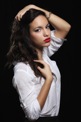 Naklejka premium Ritratto di giovane ragazza in studio