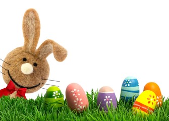 Osterhase bewacht seine Ostereier