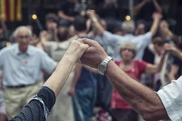 Gordijnen senior mensen hand in hand en dansen nationale dans Sardana © Madrugada Verde