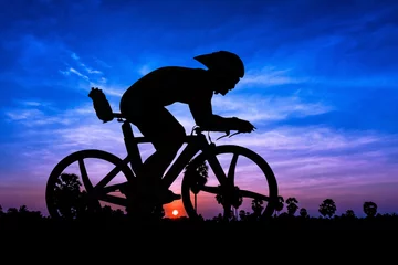 Cercles muraux Vélo Faire du vélo à l& 39 heure du crépuscule