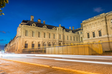 Obraz premium Car light trails across Paris avenues at night