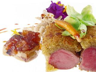 wildschwein mit kräuterkruste u. haselnussspätzle