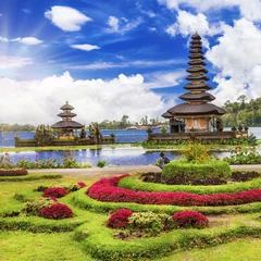 Poster spiritual Bali. Ulun Danu temple in lake © Freesurf