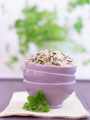 Ungekochter Reis in einer Schale