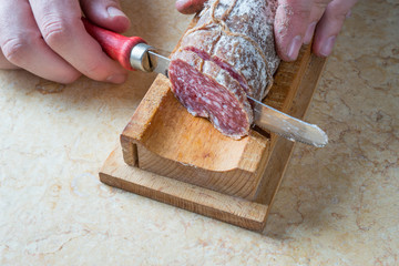 Tagliare il salame