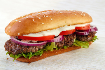 Elongated hamburger (burger sandwich)