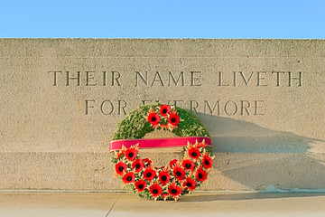 monument world war one with wreath of poppies - 75546985