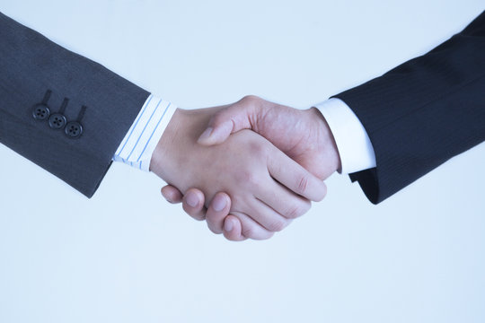握手する2人のビジネスマンの手