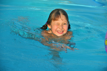 Fototapeta na wymiar Girl in swimming pool