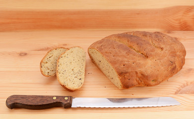 Bread knife with slices of bread cut from a loaf