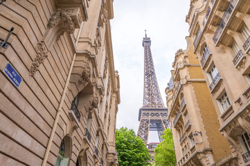 Fototapeta na wymiar Eiffel Tower from Rue Buenos Ayres - Paris