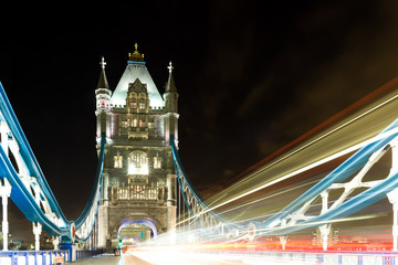 Fototapeta na wymiar Traffic on Tower bridge at night