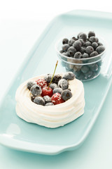Meringue Pavlova with air cream and fresh berry