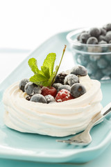 Meringue Pavlova with air cream and fresh berry