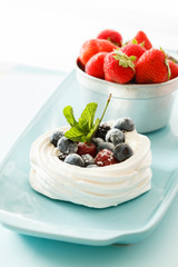 Meringue Pavlova with air cream and fresh berry