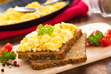 scrambled eggs and bread - Rühr auf Brot