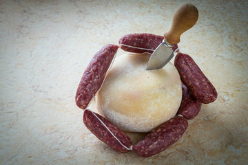 Forma di formaggio con salsiccia