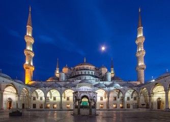 Fototapeta na wymiar Blue Mosque at night, Istanbul, Turkey