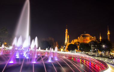 Fototapeta na wymiar Hagia Sophia and fountain at night