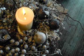 Adventsgesteck mit weißer Kerze  silber und grau Dekoration edel festlich elegant 