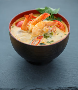Tom yum goong, soupe Tha&iuml;landaise &eacute;pic&eacute;e.