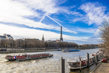 Fototapeta na wymiar パリ　セーヌ川とエッフェル塔