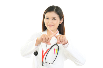 禁止の意思表示をする女医
