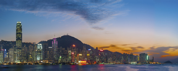 Naklejka premium Victoria Harbor of Hong Kong at dusk