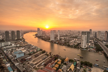 Fototapeta na wymiar The beautiful sunset over Chao Phraya river of Bangkok the capital cities of Thailand.