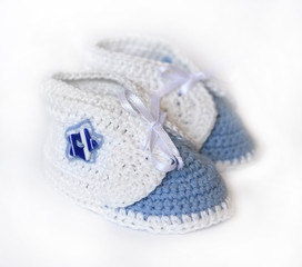 white crochet baby booties