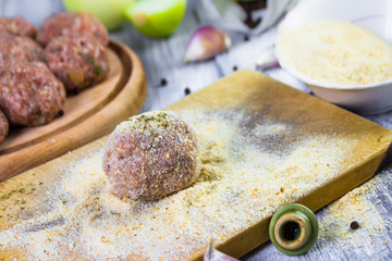 process rolling raw meatballs breadcrumbs